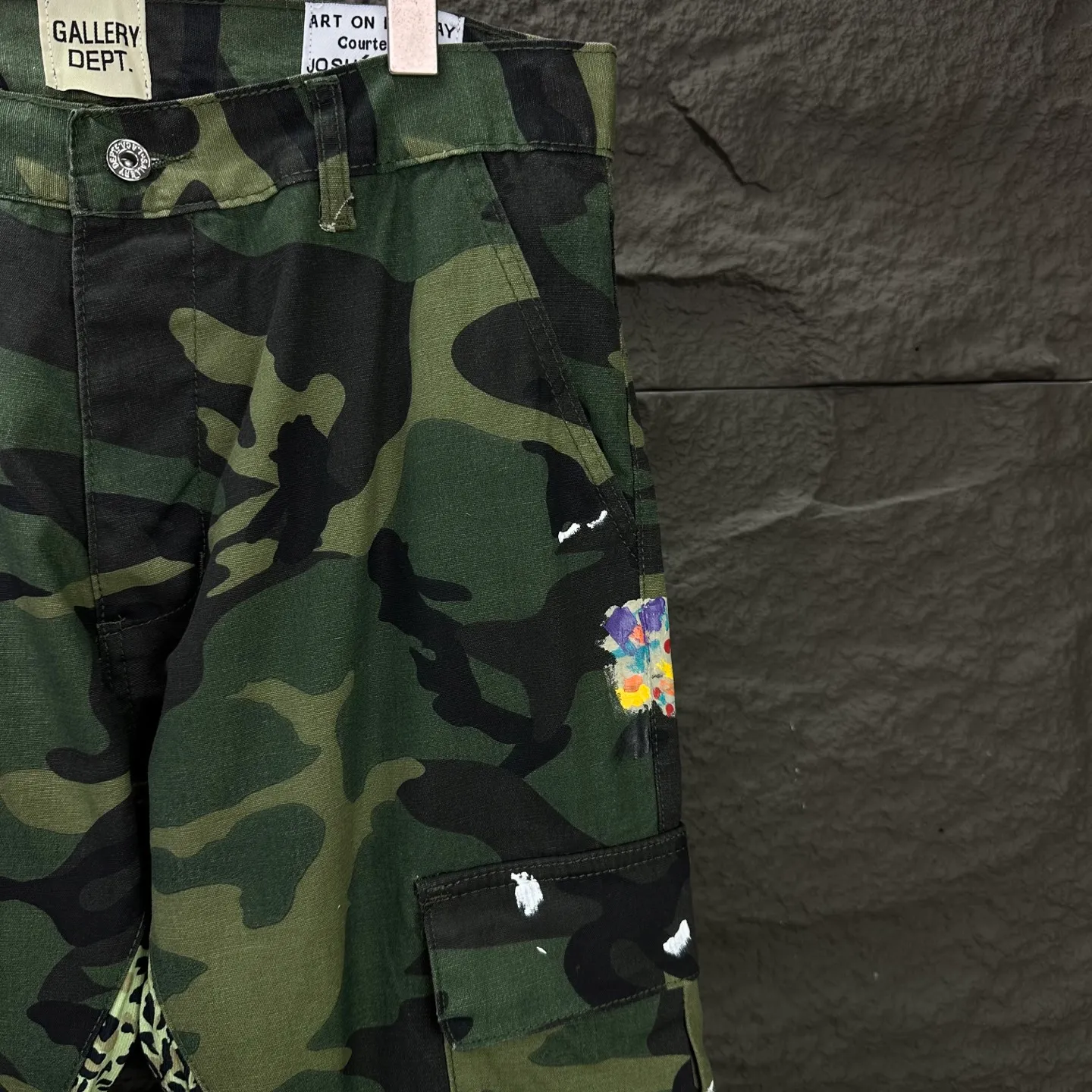 P250 GALLERY DEPT. 2025 new camouflage patchwork hand-painted multi-pocket couple style loose bootcut jeans 🔥High version🔥High version🔥Top ceiling quality Styles with different washed textures, very friendly to people with thin legs and thick legs, the bootcut version is very flattering to the leg shape Moderate length that never goes out of style, easy to match with casually, basic styling for various styles, a must-have in the wardrobe! The fabric is stiff but also makes the upper body soft without losing texture. The washing process is even more perfect. It is a must-have item for everyone! ! ! Washed wheat, hang tag, pants label, complete with three labels Color: camouflage green Size: 28, 30, 32, 34, 36 (five sizes)